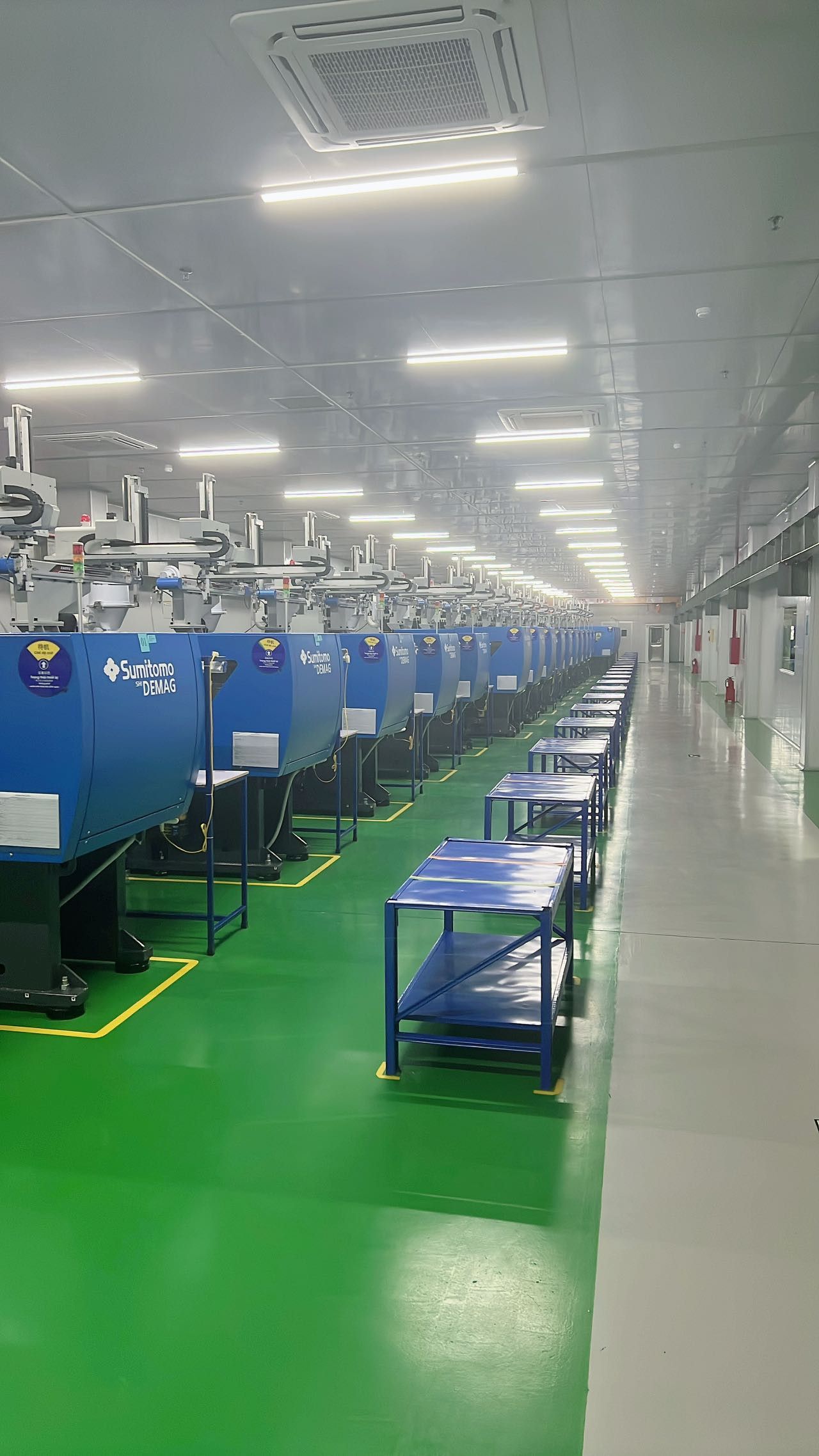 Injection molding hall with machines along a long aisle