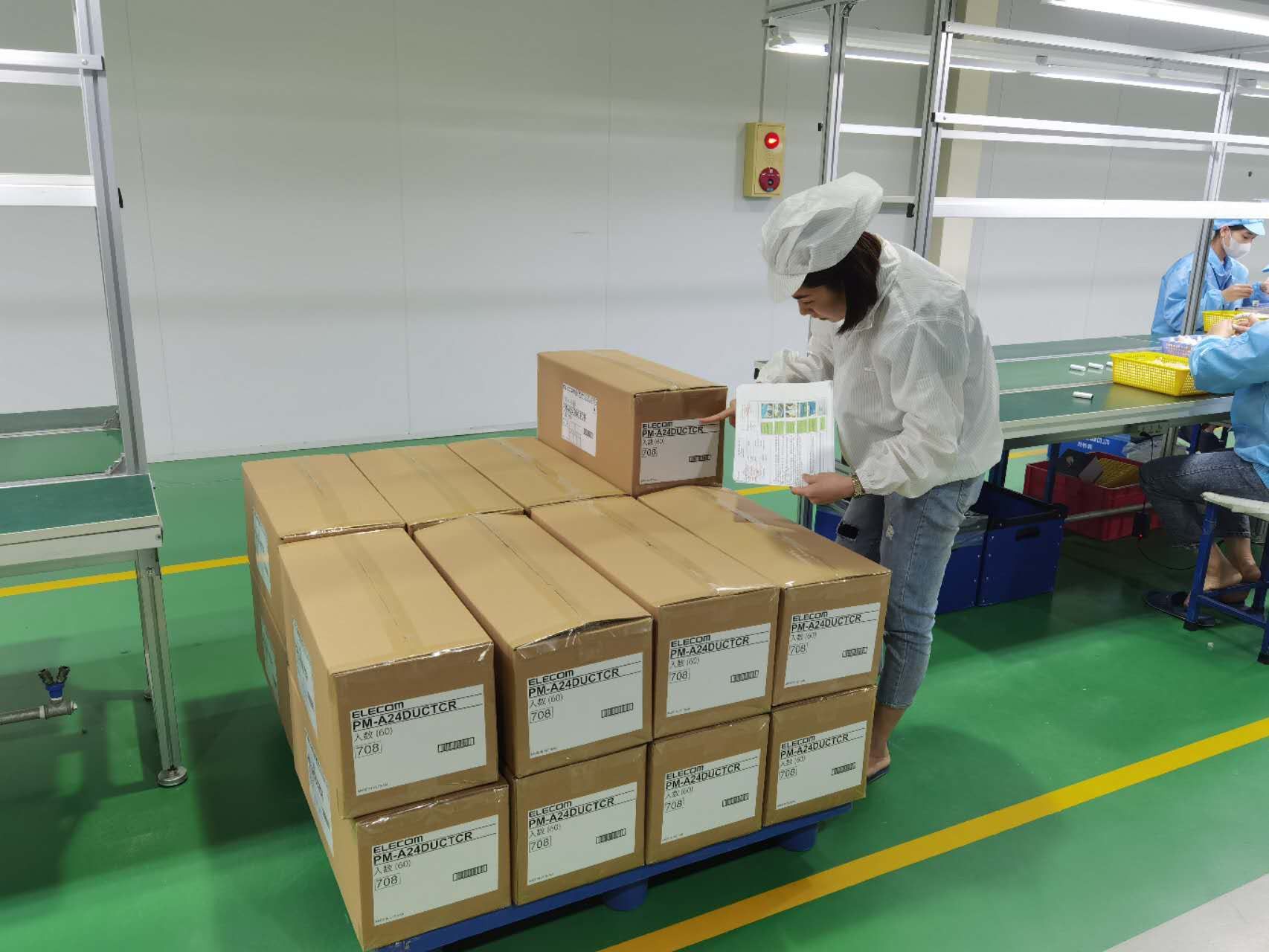 梱包済みカートンを検査する検査員